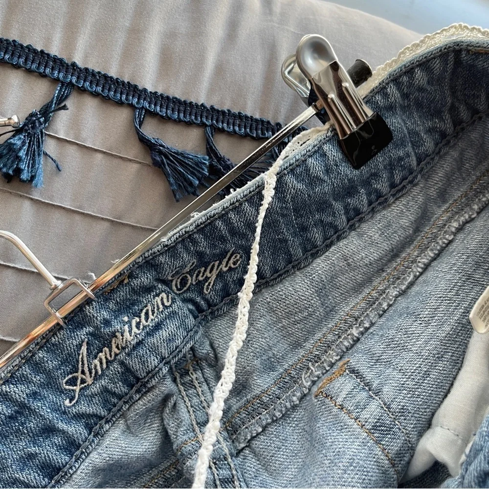 AMERICAN EAGLE | Denim Lace Trim Denim Shorts Sz 4